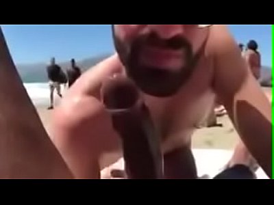 Macho Mamando Seu Amigo Na Praia Lotada