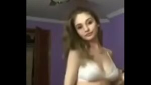 Novinha tirando a roupa na webcam