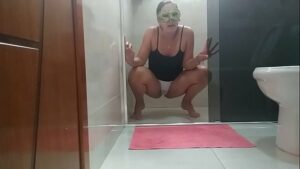 Mulher fazendo xixi no banheiro
