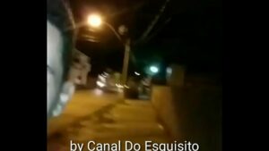 Vídeo de mulher brigando na rua