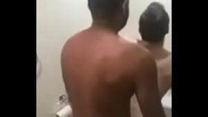 Casal fazendo sexo no banheiro