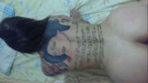 Mulher tatuada gostosa