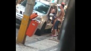 Chupando travesti na rua