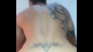 Moreno tatuado com cara de bandido