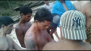 Mulher pelada na praia de nudismo