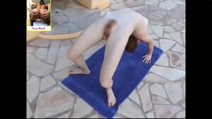 Mulher fazendo yoga pelada