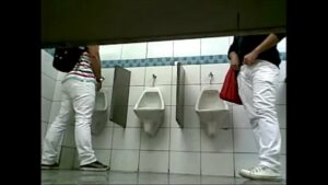 Gozando em banheiro publico