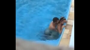 Sexo lésbico na piscina