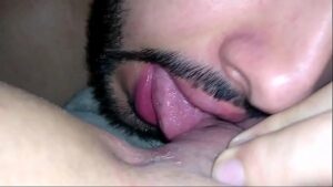 Passando a lingua na buceta