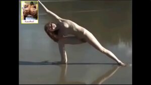 Mulher nua fazendo yoga