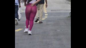 Rabuda de calça colada andando na rua