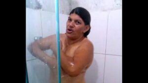 Minha irmã tomando banho