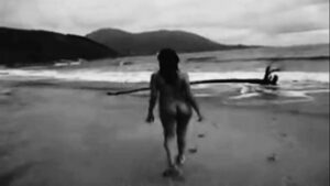 Mulher na praia nua