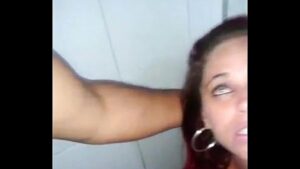 Vídeo de mulher nua no banheiro
