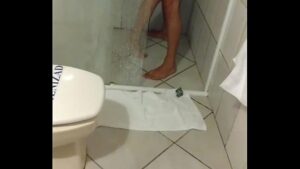 Mulher se masturbando no chuveiro