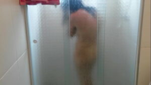 Mulher pelada tomando banho