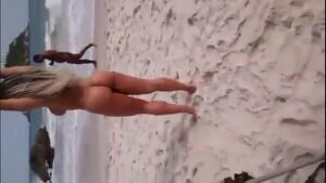 Mulher de corno na praia