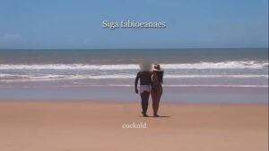 Homens maduros de sunga na praia