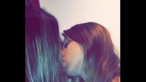 2 mulheres se beijando