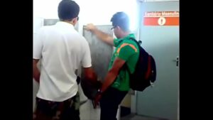 Maduros no banheiro publico