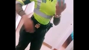 Roupa de policial feminina