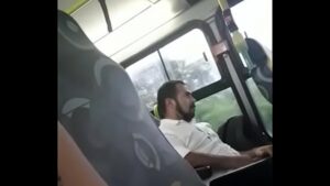 Mulher se masturbando no ônibus