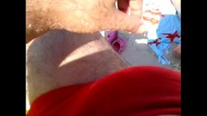 Mostrando a bucetinha na praia
