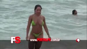 Mulher melão nua na praia