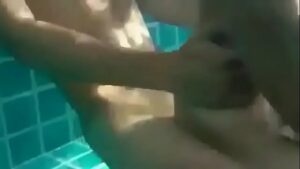 Sexo anal na piscina