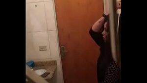 Novinha na siririca no banheiro