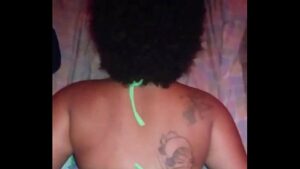 Video porno de morena com tatuagems de laço