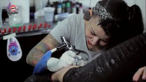Tatuagens femininas no meio dos seios