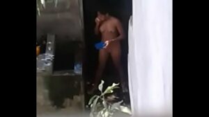 Vídeo de mulher nua tomando banho