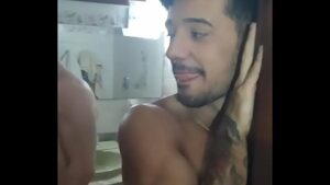 Irmãos dotados gozando no banho gay