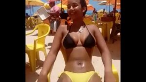 Ariana grande na praia