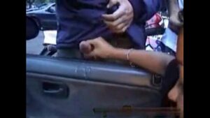 Mulher batendo punheta no carro