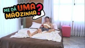 Eu na cama com meu namorado e sou novinho e ele me pega de geito