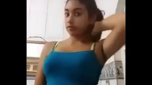Novinha tirando a blusa