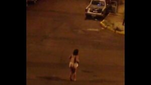 Mulher nua na rua