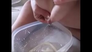Mulher tirando leite dos peitos