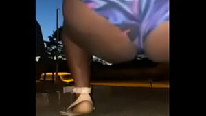 Esposa sem calcinha na rua